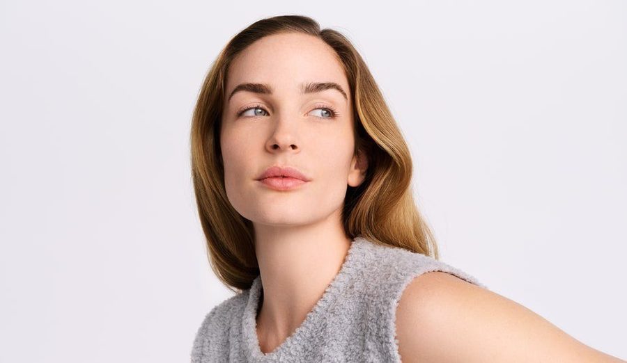 Portrait d’une jeune femme, peau lumineuse